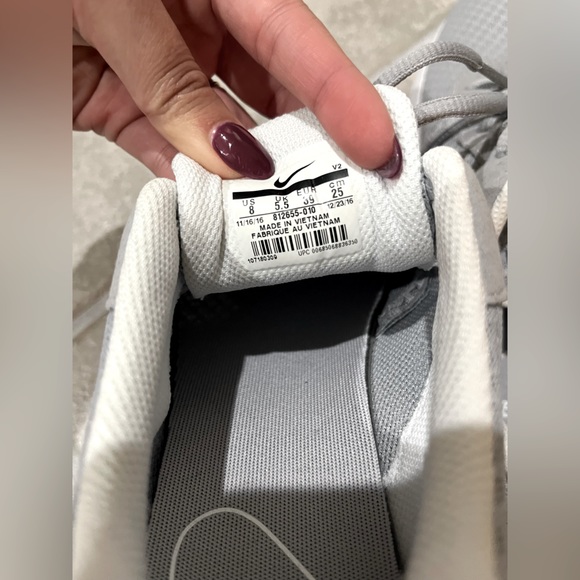 NWOB Nike Tanjun - Gray and White - Women’s Size 8 - Picture 5 of 5